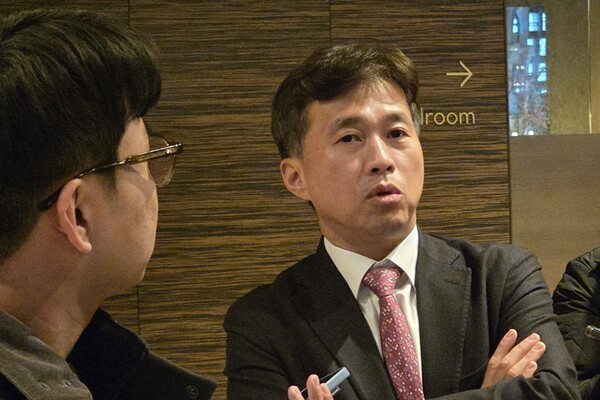 기자들과 대화 중인 곽노정 SK하이닉스 대표이사 사장. (사진=연합뉴스)