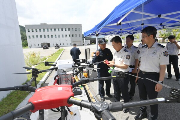 지난해 7월, 공주중앙소방학교를 방문한 허석곤 소방청장이 재난수색현장 드론을 점검하고 있다. (사진=소방청)