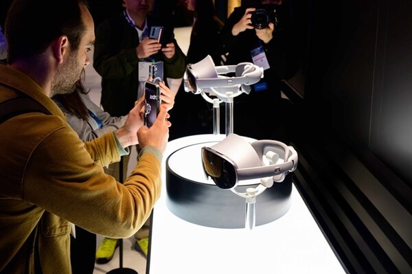 삼성전자의 MWC 2005 부스에 전시된 '프로젝트 무한' 시제품. (사진=삼성전자)