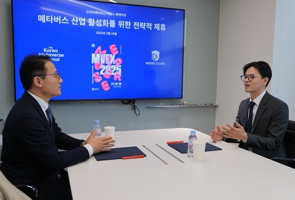 19일 열린 코리아메타버스저널-메쎄이상 전략적 업무협약식에서 환담하는 조원표 메쎄이상 대표(왼쪽)와 신승호 코리아메타버스저널 발행인.(사진=코리아메타버스저널)