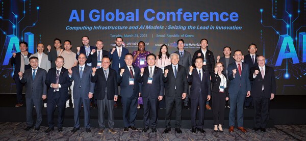 국내외 AI 기업 관계자들이 'AI 컨퍼런스'에서 기념촬영을 하고 있다. (사진=연합뉴스)