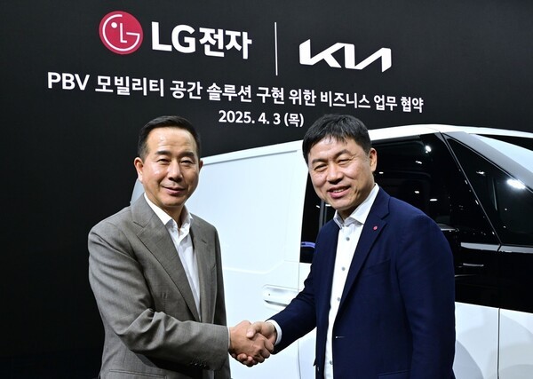 LG전자가 3일  '서울모빌리티쇼'에서 기아와 'PBV 모빌리티 공간 솔루션 구현 위한 비즈니스 업무 협약'을 체결했다.(사진=LG전자)