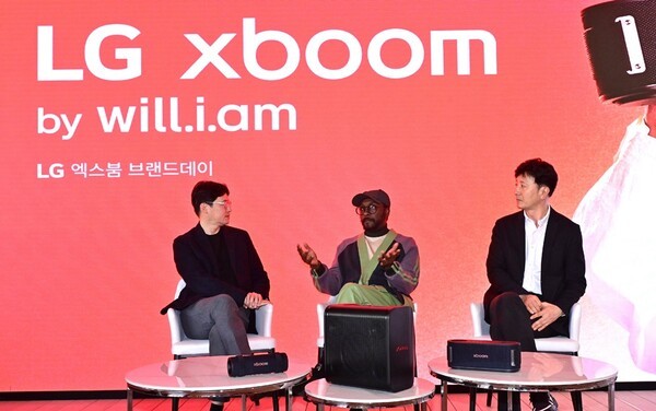 LG 엑스붐 브랜드 데이에서 LG전자 MS사업본부 오디오사업담당 이정석 전무(왼쪽), 한국영업본부 MS마케팅담당 오승진 상무(오른쪽)와 대화를 나누는 윌아이엠.(사진=LG전자)