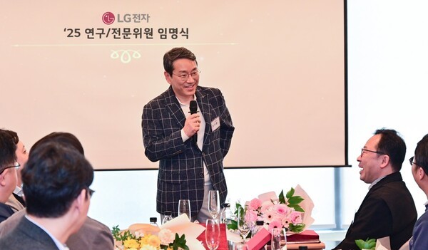 LG전자의 신임 연구/전문위원들에게 축하와 격려를 전하는 조주완 CEO.(사진=LG전자)