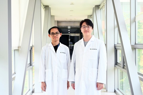 정호상(오른쪽) 선임연구원·살라후딘 학생연구원 (사진= 한국재료연구원 제공, 연합뉴스)