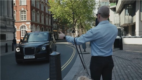 GPT-4o를 이용해 시각장애인이 택시를 부르는 모습 (오픈AI 유튜브 캡처, 연합뉴스)