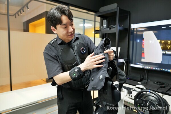 비햅틱스의 '햅틱 웨어러블 기기'에 대해 설명하는 김정현 매니저 (사진=코리아메타버스저널)