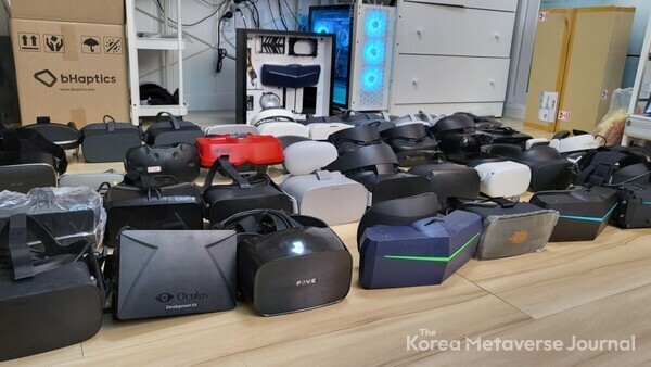 김정현 매니저가 보유한 XR 기기들 (출처=VR인사이트)