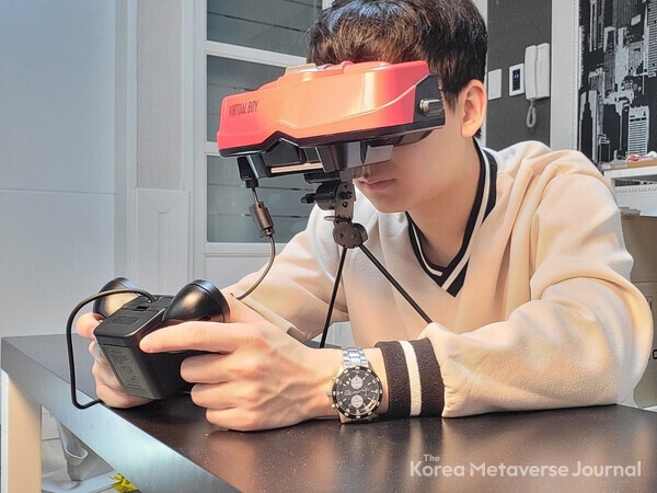닌텐도 버추얼 보이를 조작하는 김정현 매니저 (출처=VR인사이트)