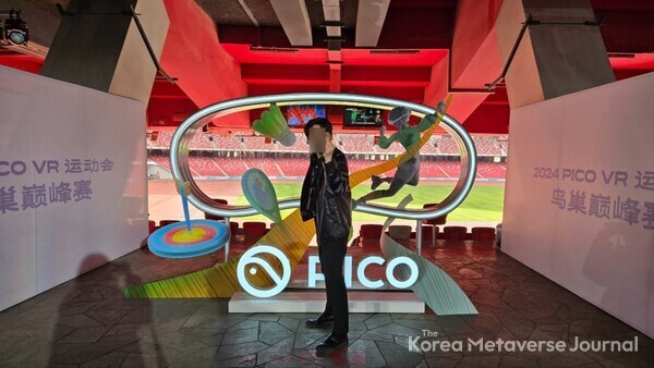베이징 올림픽 경기장에 마련된 피코 행사에서 기념 촬영하는 김정현 매니저 (출처=VR인사이트)