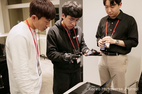 멧플루언서 행사에서 햅틱 기기를 소개하고 있는 김정현 매니저(맨 오른쪽) (사진=코리아메타버스저널)
