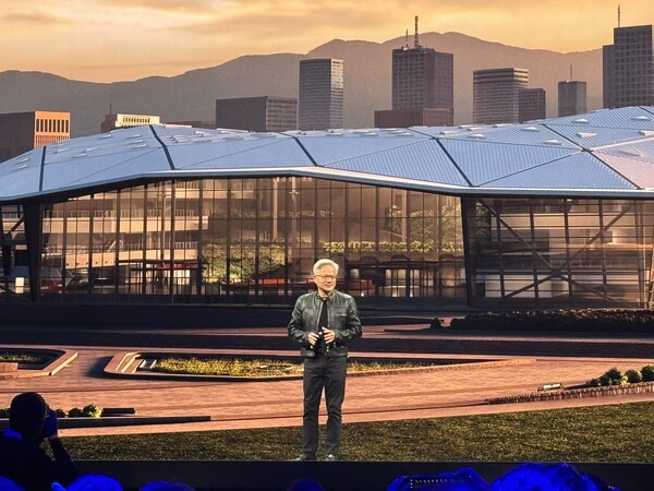 기조연설을 진행 중인 젠슨 황 엔비디아 CEO.  대만 타이베이 뮤직센터에서 신사옥 부지를 발표하고 있다. 배경은 신사옥 조감도.  (사진=연합뉴스)