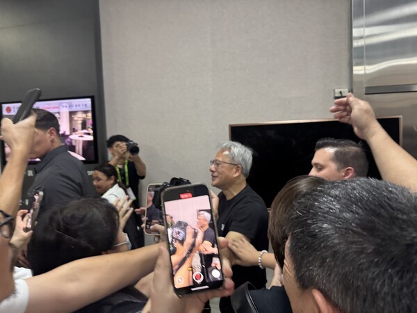 난강 전시관을 찾은 젠슨 황 엔비디아 CEO (사진=연합뉴스)