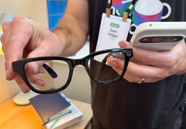 최대한 티가 나지않는 평범한 안경을 지향한다.  (사진=연합뉴스)