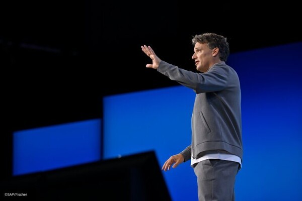 SAP Sapphire 2025 행사에서 발표하는 크리스천 클라인(Christian Klein) SAP 회장  (사진=SAP/Fischer)