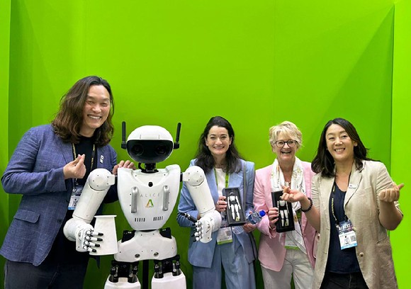 왼쪽부터 한재권 한양대에리카 로봇공학과 교수, 엔비디아 관계자들, 엄윤설 에이로봇 대표 (사진=에이로봇)