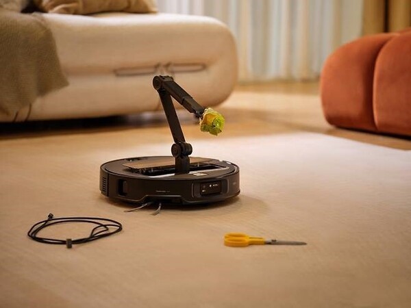 로봇팔을 장착한 청소기  (사진=로보락)