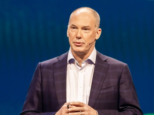 존 볼(John Ball) 서비스나우 CRM 및 산업 워크플로우 부문 총괄 부사장이 연례 고객 및 파트너 행사 ‘K25’에서 연설하는 모습  (사진=서비스나우 제공)