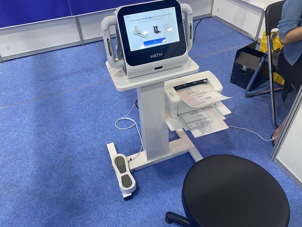 키오스크 타입 심전도 측정 의료기기 하티브 K30
