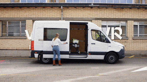 RIVR의 로봇이 백팩을 등에 지고 배달을 하고 있다.  (이미지=RIVR 유튜브)