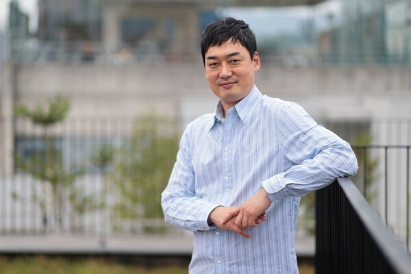 포즈 취하는 오필영 프로듀서  (사진=연합뉴스)