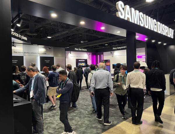 'AWE USA 2025' 삼성디스플레이 전시 부스를 찾은 방문객  사진=삼성디스플레이제공, 연합뉴스