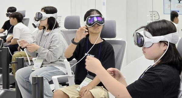 XR 속 진로·직업 찾아보는 학생들  사진=연합뉴스