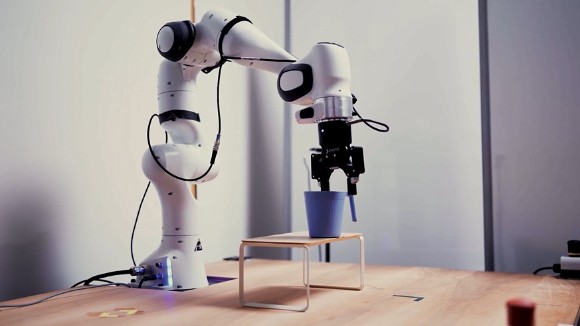 메타 V-JEPA 2 소개영상에서 물체를 집었다 새로운 위치에 놓는 것을 시연하고 있다.  사진=메타 홈페이지