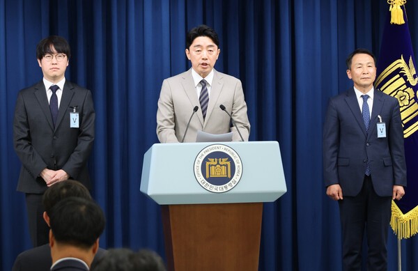 강훈식 대통령비서실장이 15일 서울 용산 대통령실에서 인선 발표를 하고 있다. 왼쪽부터 하정우 AI미래기획수석, 강 비서실장, 김현종 국가안보실 1차장.  사진=연합뉴스