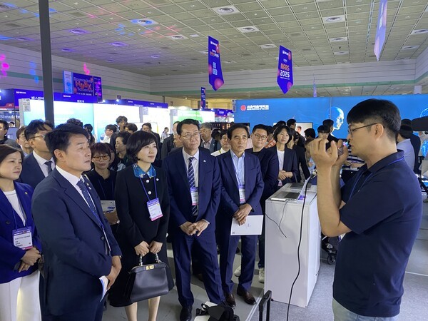 알파서클이 MARS2025에서 자사 기술에 대한 설명을 진행하고 있다.  사진=알파서클