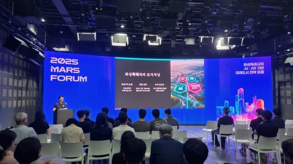 김명현 XROO 본부장은 AI·XR 기술을 활용한 실감형 교육 콘텐츠와 커리큘럼의 중요성을 설명하고 있다.