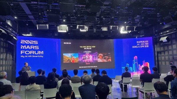 김민우 XROMEDA 본부장이 AI·XR 활용 크리에이터 생태계 성장 전략을 소개하고 있다. 