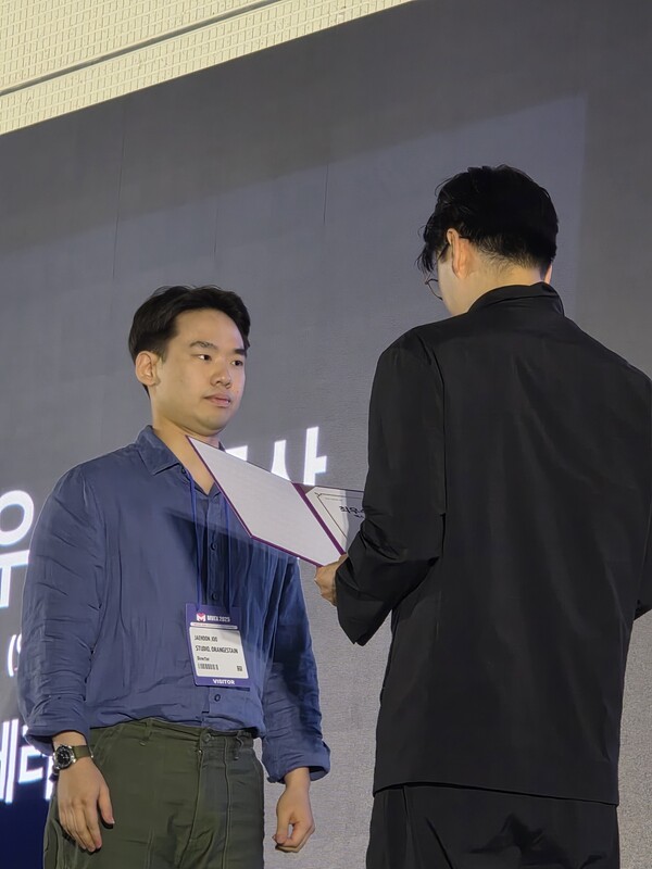 수상 받는 주재훈 감독 (이하 코리아메타버스저널)