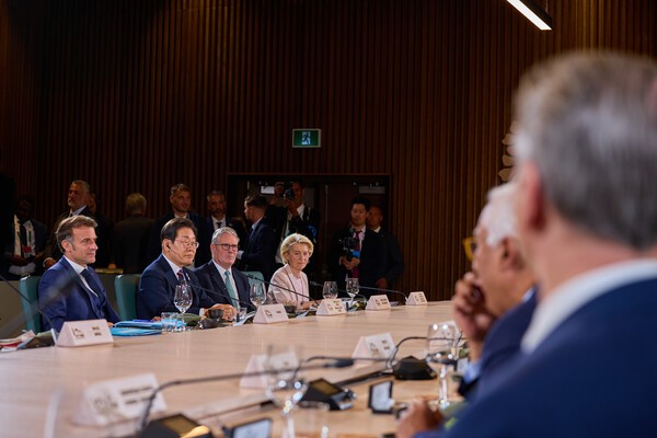 이재명 대통령이 지난 17일(현지시간) 캐나다 앨버타주 캐내내스키스 주요 7개국(G7) 정상회의장에서 업무 오찬을 겸해 열린 G7 정상회의 확대 세션에 참석해 있다. 왼쪽부터 에마뉘엘 마크롱 프랑스 대통령, 이 대통령, 키어 스타머 영국 총리, 우르줄라 폰데어라이엔 유럽연합(EU) 집행위원장.  사진=연합뉴스