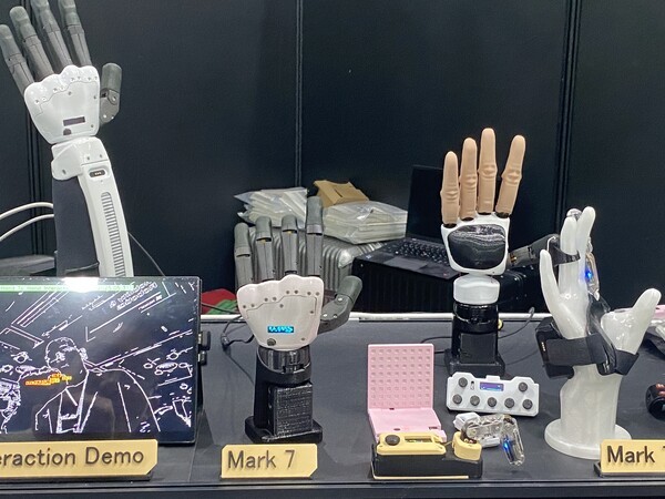 만드로 로봇 손