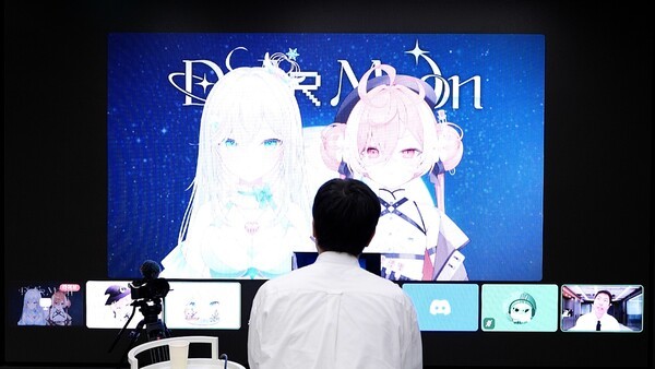 코리아메타버스저널과 인터뷰 중인 므므네와 아일라