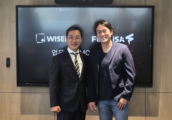 강용성 와이즈넛 대표(왼쪽)와 백준호 퓨리오사AI 대표  사진=와이즈넛 제공, 연합뉴스