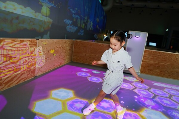 퓨처그라운드를 즐기는 아이(사진=한화호텔앤리조트 제공)