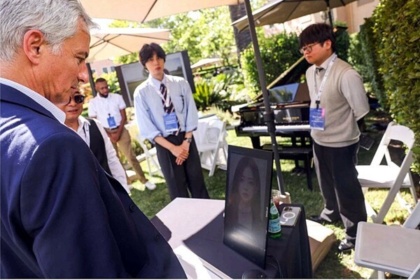 도요타 보쇼쿠 혁신센터 신사업 개발 책임자 로만 바실레프(Roman Vasilev)가 이봄 AI 피아노를 체험하고 있다(사진=GIST 제공)