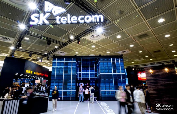 WIS 2025에서 선보인 SK텔레콤 AI 데이터센터 전시 부스 이미지.  사진=SK텔레콤 제공