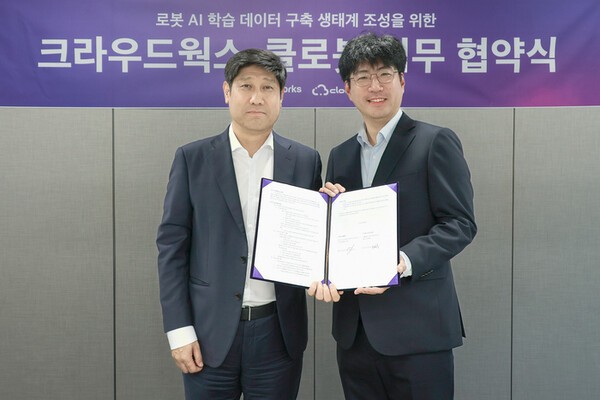 김우승 크라우드웍스 대표(사진 왼쪽)와 김창구 클로봇 대표(오른쪽)가 업무협약식에서 기념사진을 촬영하고 있다.  사진=크라우드웍스 제공