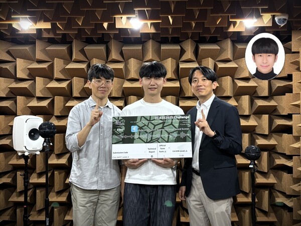 음향탐지 기술 국제대회 우승한 KAIST 연구팀. 왼쪽부터 권영후 석박사통합과정, 김도환 석사과정, 최정우 교수, 이동헌 박사.  사진=카이스트 제공, 연합뉴스