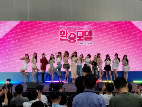 환승모델은 엑스로메다의 핵심 콘텐츠인 멧플루언서들이 팬과 직접 소통하며 진행되는 서바이벌 프로그램이다. 