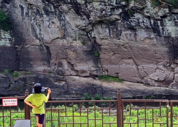 반구대 암각화 관찰하는 어린이  사진=연합뉴스