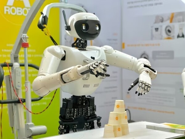 에이로봇의 이족 보행 휴머노이드 로봇 '앨리스' 사진=에이로봇 제공