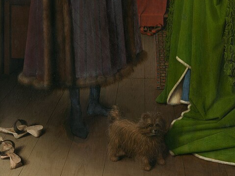 위쪽의 빨간 신발과, 왼쪽의 또 다른 신발