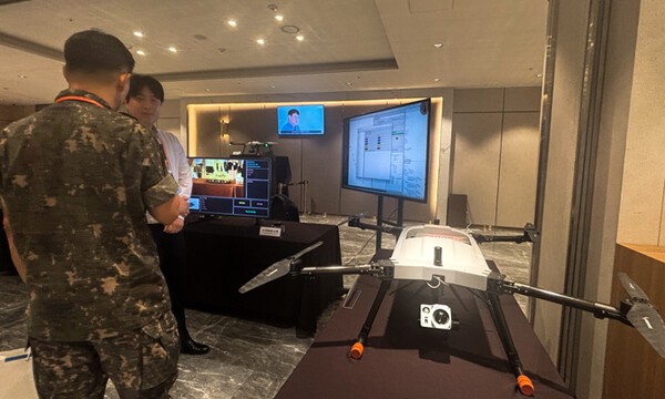 행사장에 전시된 감시정찰용 이동형 드론과 AI 기반 프라모델  사진=코난테크놀로지 제공, 연합뉴스