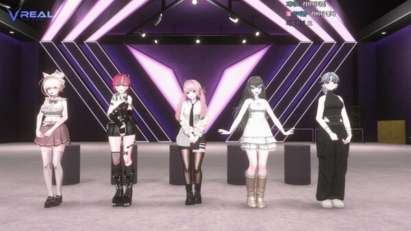 러비타 멤버들. 왼쪽부터 이주인, 김마르, 이엘리, 플리, 힌콕. (사진=브이리얼 캡처)