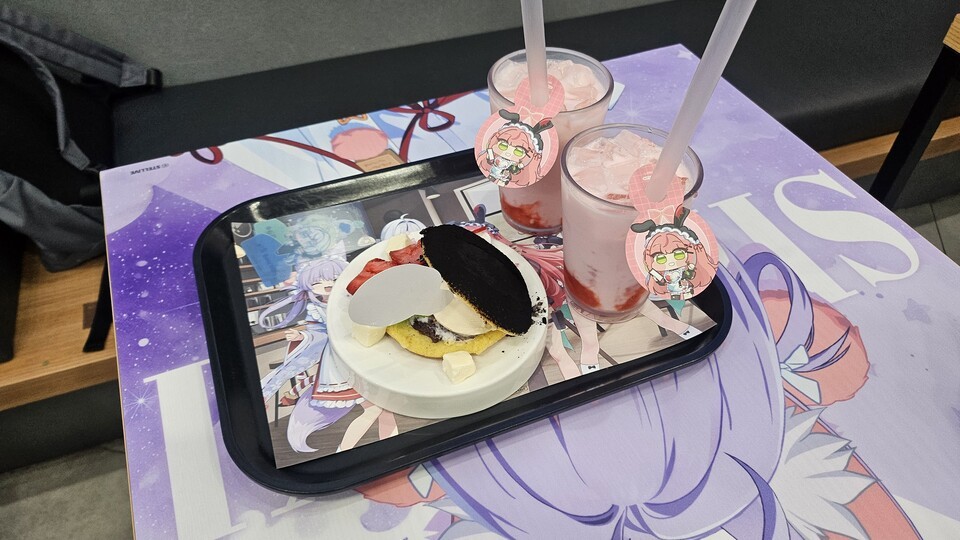 디저트 메뉴판에 보이는 하얀 원기둥은 케이크가 아니라 그릇이다