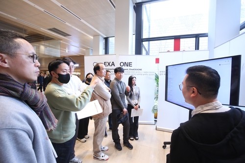 LG 트윈타워에서 시연 중인 엑사원  사진=LG 제공, 연합뉴스